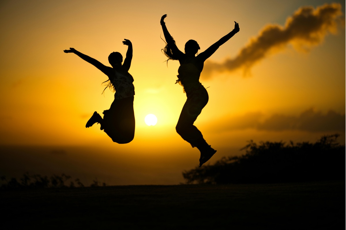Yoga-Gruppe bei Sonnenuntergang